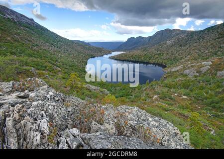 vue sur une montagne rocheuse et le lac Banque D'Images