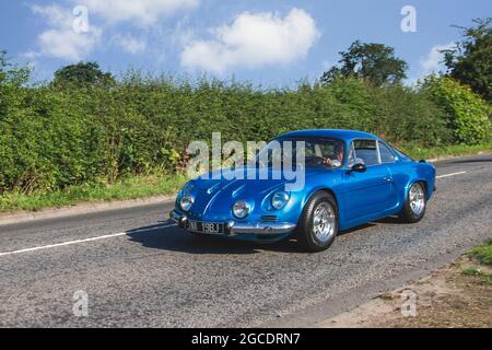 1970 70s bleu Renault Alpine 1397 cc essence coupé, en route vers Capesthorne Hall Classic de juillet car show, Cheshire, Royaume-Uni Banque D'Images