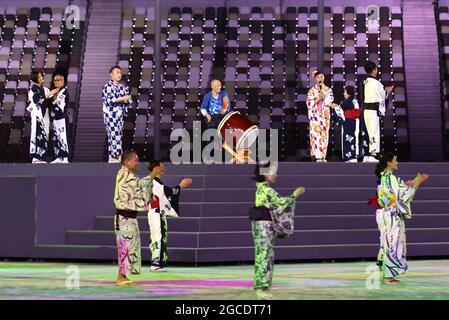 Tokyo, Japon. 8 août 2021. Des artistes se produisent lors de la cérémonie de clôture des Jeux Olympiques de Tokyo en 2020 à Tokyo, au Japon, le 8 août 2021. Crédit : CAO CAN/Xinhua/Alay Live News Banque D'Images