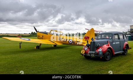 1938 Hillman Minx voiture du personnel de la Royal Air Force prenant part à Shuttleworth véhicule défilé en passant par l'ARC Chipmunk T.22 Banque D'Images