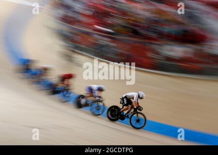 Izu, Japon. 8 août 2021. Le terrain de la course d'élimination de l'omnium féminin se déplace sur la piste pendant les Jeux Olympiques d'été de Tokyo 2020 à Izu Velodrome. JENNIFER VALENTE (Etats-Unis) qui a remporté la médaille d'or dans l'omnium mène le champ. (Image de crédit : © David McIntyre/ZUMA Press Wire) Banque D'Images