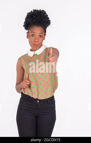 Latina femme faisant un geste de pouce vers le haut avec les deux mains: Expressions et concept de diversité. Banque D'Images