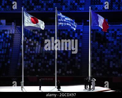 Tokyo, Japon. 8 août 2021. Le drapeau national de la France est levé lors de la cérémonie de clôture des Jeux Olympiques de Tokyo en 2020 au stade olympique de Tokyo, au Japon, le 8 août 2021. Credit: Liu Dawei/Xinhua/Alay Live News Banque D'Images