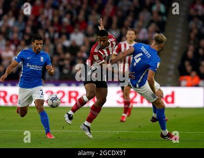 Sheffield, Angleterre, 7 août 2021. Lys Moussset de Sheffield Utd avec Marc Roberts de Birmingham City pendant le match du championnat Sky Bet à Bramall Lane, Sheffield. Le crédit photo devrait se lire: Andrew Yates / Sportimage Banque D'Images