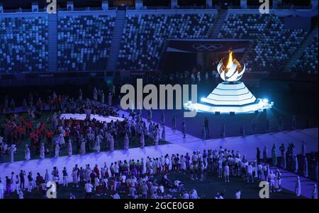 La flamme olympique s'éteint lors de la cérémonie de clôture des Jeux olympiques d'été de 2020 au stade olympique de Tokyo, au Japon, le dimanche 8 août 2021. Photo par Tasos Katopodis/UPI Banque D'Images