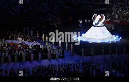 La flamme olympique s'éteint lors de la cérémonie de clôture des Jeux olympiques d'été de 2020 au stade olympique de Tokyo, au Japon, le dimanche 8 août 2021. Photo par Tasos Katopodis/UPI Banque D'Images