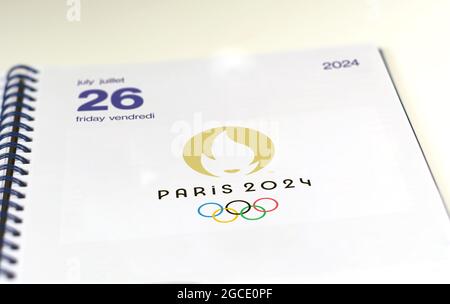 Paris, France, août 2021 : un agenda ouvert à la page du 26 juillet 2024, jour d'ouverture des Jeux Olympiques d'été de Paris 2024. Logo officiel Paris 2024 Banque D'Images