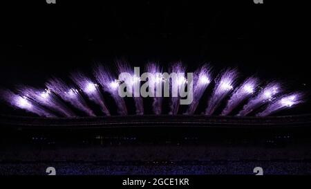 Dernier feu d'artifice pour la fin des Jeux Olympiques lors de la cérémonie de clôture des Jeux Olympiques de Tokyo en 2020 au stade olympique de Tokyo, au Japon. Banque D'Images