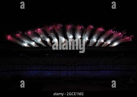 Dernier feu d'artifice pour la fin des Jeux Olympiques lors de la cérémonie de clôture des Jeux Olympiques de Tokyo en 2020 au stade olympique de Tokyo, au Japon. Banque D'Images