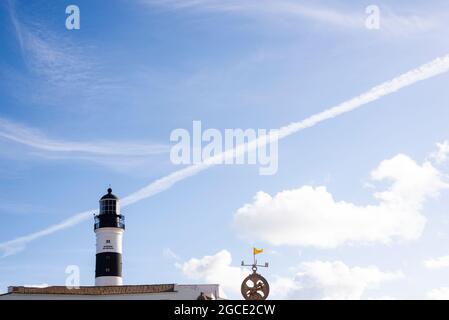 Salvador, Bahia, Brésil - 08 août 2021 : ciel bleu vif au-dessus du célèbre Farol da Barra. Beaucoup visités par des touristes du monde entier. Un bon de commande réel Banque D'Images