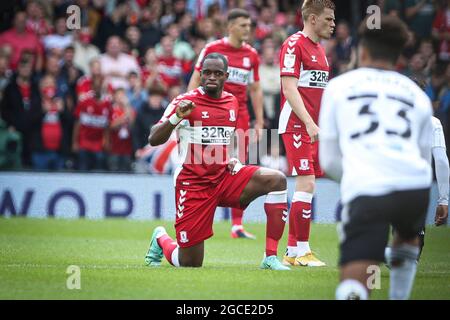 LONDRES, ROYAUME-UNI. 8 AOÛT Uche Ikpeazu de Middlesbrough prend le genou pendant le match de championnat de Sky Bet entre Fulham et Middlesbrough à Craven Cottage, Londres, le dimanche 8 août 2021. (Credit: Tom West | MI News) Credit: MI News & Sport /Alay Live News Banque D'Images