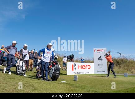 Scotland's Calum Hill (à gauche) regarde comme le tee-shirt Grant Forrest de l'Écosse au 4e jour de l'Open de héros au parcours de golf Fairmont St Andrews, à St Andrews. Photo Date: Dimanche 8 août 2021. Banque D'Images