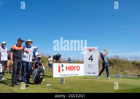 Grant Forrest (à gauche), en Écosse, est un tee-shirt de Calum Hill au 4e jour de l'Open de héros au parcours de golf Fairmont St Andrews, à St Andrews. Photo Date: Dimanche 8 août 2021. Banque D'Images