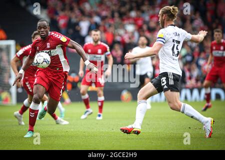 LONDRES, ROYAUME-UNI. 8 AOÛT Uche Ikpeazu de Middlesbrough tente d'atteindre le ballon devant Tim Ram de Fulham pendant le match de championnat de Sky Bet entre Fulham et Middlesbrough à Craven Cottage, Londres, le dimanche 8 août 2021. (Credit: Tom West | MI News) Credit: MI News & Sport /Alay Live News Banque D'Images