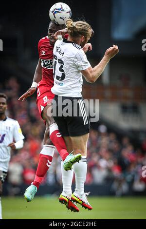 LONDRES, ROYAUME-UNI. 8 AOÛT Uche Ikpeazu de Middlesbrough se dirige vers Tim Ram de Fulham pendant le match de championnat Sky Bet entre Fulham et Middlesbrough à Craven Cottage, Londres, le dimanche 8 août 2021. (Credit: Tom West | MI News) Credit: MI News & Sport /Alay Live News Banque D'Images