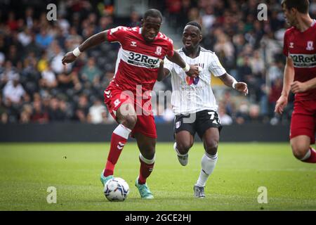 LONDRES, ROYAUME-UNI. 8 AOÛT Uche Ikpeazu de Middlesbrough est suivi par Neeskens Kebano de Fulham lors du match de championnat Sky Bet entre Fulham et Middlesbrough à Craven Cottage, Londres, le dimanche 8 août 2021. (Credit: Tom West | MI News) Credit: MI News & Sport /Alay Live News Banque D'Images