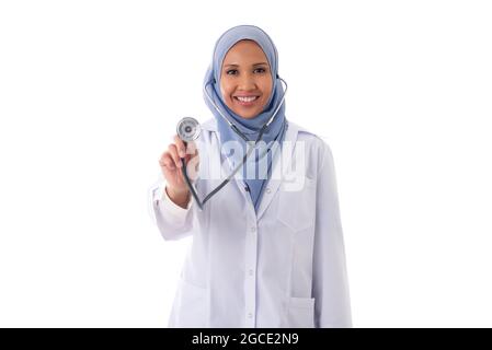 médecine, santé, charité et concept de personnes - portrait d'une femme musulmane souriante amicale médecin vêtue d'uniforme et tenant le stéthoscope Banque D'Images