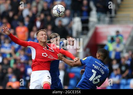 Cardiff, Royaume-Uni. 07e août 2021. Cauley Woodrow de Barnsley FC (l) Aden Flint de Cardiff City (c) et Curtis Nelson de Cardiff City en action. Match de championnat EFL Skybet, Cardiff City et Barnsley au Cardiff City Stadium de Cardiff, pays de Galles, le samedi 7 août 2021. Cette image ne peut être utilisée qu'à des fins éditoriales. Utilisation éditoriale uniquement, licence requise pour une utilisation commerciale. Aucune utilisation dans les Paris, les jeux ou les publications d'un seul club/ligue/joueur. photo par Andrew Orchard/Andrew Orchard sports Photography/Alamy Live News crédit: Andrew Orchard sports Photography/Alamy Live News Banque D'Images