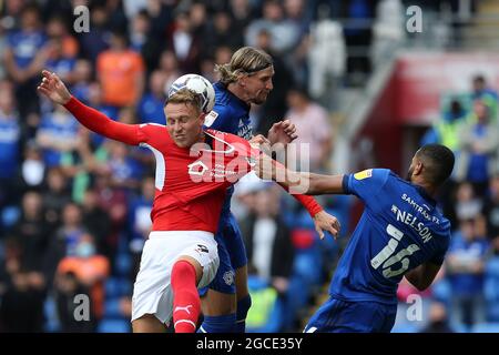 Cardiff, Royaume-Uni. 07e août 2021. Cauley Woodrow de Barnsley FC (l) Aden Flint de Cardiff City (c) et Curtis Nelson de Cardiff City en action. Match de championnat EFL Skybet, Cardiff City et Barnsley au Cardiff City Stadium de Cardiff, pays de Galles, le samedi 7 août 2021. Cette image ne peut être utilisée qu'à des fins éditoriales. Utilisation éditoriale uniquement, licence requise pour une utilisation commerciale. Aucune utilisation dans les Paris, les jeux ou les publications d'un seul club/ligue/joueur. photo par Andrew Orchard/Andrew Orchard sports Photography/Alamy Live News crédit: Andrew Orchard sports Photography/Alamy Live News Banque D'Images