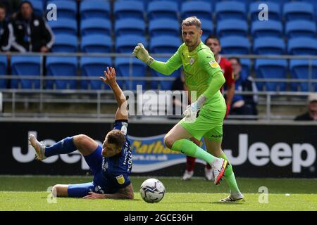 Cardiff, Royaume-Uni. 07e août 2021. Bradley Collins, le gardien de but de Barnsley FC, arrive au ballon devant James Collins de Cardiff City (l). Match de championnat EFL Skybet, Cardiff City et Barnsley au Cardiff City Stadium de Cardiff, pays de Galles, le samedi 7 août 2021. Cette image ne peut être utilisée qu'à des fins éditoriales. Utilisation éditoriale uniquement, licence requise pour une utilisation commerciale. Aucune utilisation dans les Paris, les jeux ou les publications d'un seul club/ligue/joueur. photo par Andrew Orchard/Andrew Orchard sports Photography/Alamy Live News crédit: Andrew Orchard sports Photography/Alamy Live News Banque D'Images