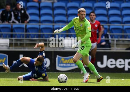 Cardiff, Royaume-Uni. 07e août 2021. Bradley Collins, le gardien de but de Barnsley FC, arrive au ballon devant James Collins de Cardiff City (l). Match de championnat EFL Skybet, Cardiff City et Barnsley au Cardiff City Stadium de Cardiff, pays de Galles, le samedi 7 août 2021. Cette image ne peut être utilisée qu'à des fins éditoriales. Utilisation éditoriale uniquement, licence requise pour une utilisation commerciale. Aucune utilisation dans les Paris, les jeux ou les publications d'un seul club/ligue/joueur. photo par Andrew Orchard/Andrew Orchard sports Photography/Alamy Live News crédit: Andrew Orchard sports Photography/Alamy Live News Banque D'Images