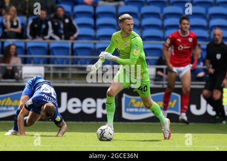 Cardiff, Royaume-Uni. 07e août 2021. Bradley Collins, le gardien de but de Barnsley FC, arrive au ballon devant James Collins de Cardiff City (l). Match de championnat EFL Skybet, Cardiff City et Barnsley au Cardiff City Stadium de Cardiff, pays de Galles, le samedi 7 août 2021. Cette image ne peut être utilisée qu'à des fins éditoriales. Utilisation éditoriale uniquement, licence requise pour une utilisation commerciale. Aucune utilisation dans les Paris, les jeux ou les publications d'un seul club/ligue/joueur. photo par Andrew Orchard/Andrew Orchard sports Photography/Alamy Live News crédit: Andrew Orchard sports Photography/Alamy Live News Banque D'Images