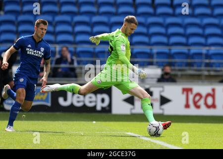 Cardiff, Royaume-Uni. 07e août 2021. Bradley Collins, le gardien de but de Barnsley FC, arrive au ballon devant James Collins de Cardiff City (l). Match de championnat EFL Skybet, Cardiff City et Barnsley au Cardiff City Stadium de Cardiff, pays de Galles, le samedi 7 août 2021. Cette image ne peut être utilisée qu'à des fins éditoriales. Utilisation éditoriale uniquement, licence requise pour une utilisation commerciale. Aucune utilisation dans les Paris, les jeux ou les publications d'un seul club/ligue/joueur. photo par Andrew Orchard/Andrew Orchard sports Photography/Alamy Live News crédit: Andrew Orchard sports Photography/Alamy Live News Banque D'Images