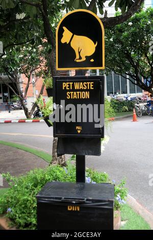 Bac à litière et sacs pour chiens, Ekkamai, Bangkok, Thaïlande Banque D'Images