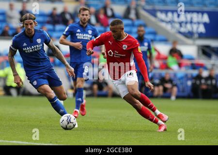 Cardiff, Royaume-Uni. 07e août 2021. Carlton Morris de Barnsley FC (14) et Aden Flint de Cardiff City (l) en action. Match de championnat EFL Skybet, Cardiff City et Barnsley au Cardiff City Stadium de Cardiff, pays de Galles, le samedi 7 août 2021. Cette image ne peut être utilisée qu'à des fins éditoriales. Utilisation éditoriale uniquement, licence requise pour une utilisation commerciale. Aucune utilisation dans les Paris, les jeux ou les publications d'un seul club/ligue/joueur. photo par Andrew Orchard/Andrew Orchard sports Photography/Alamy Live News crédit: Andrew Orchard sports Photography/Alamy Live News Banque D'Images