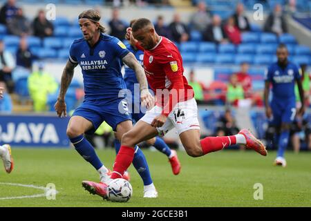 Cardiff, Royaume-Uni. 07e août 2021. Carlton Morris de Barnsley FC (14) et Aden Flint de Cardiff City (l) en action. Match de championnat EFL Skybet, Cardiff City et Barnsley au Cardiff City Stadium de Cardiff, pays de Galles, le samedi 7 août 2021. Cette image ne peut être utilisée qu'à des fins éditoriales. Utilisation éditoriale uniquement, licence requise pour une utilisation commerciale. Aucune utilisation dans les Paris, les jeux ou les publications d'un seul club/ligue/joueur. photo par Andrew Orchard/Andrew Orchard sports Photography/Alamy Live News crédit: Andrew Orchard sports Photography/Alamy Live News Banque D'Images