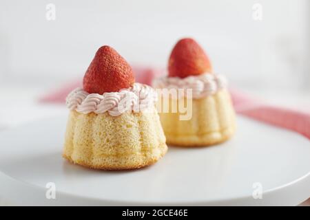 Gâteau aux baies et crémeux sur fond blanc. Banque D'Images