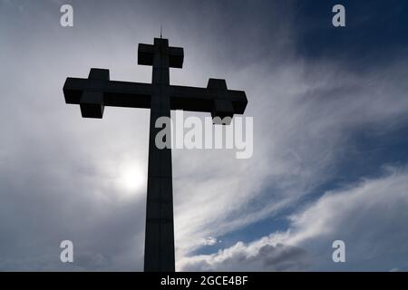 croix orthodoxe au sommet de la montagne Banque D'Images