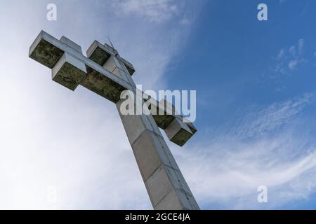 croix orthodoxe au sommet de la montagne Banque D'Images