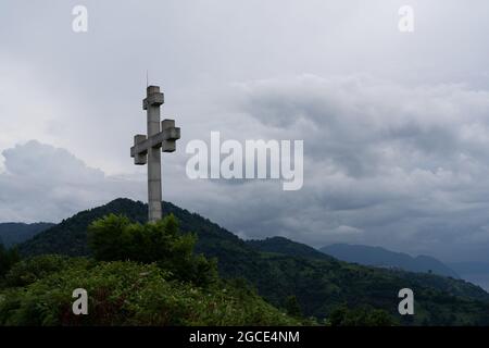 croix orthodoxe au sommet de la montagne Banque D'Images