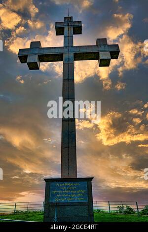 croix orthodoxe au sommet de la montagne Banque D'Images