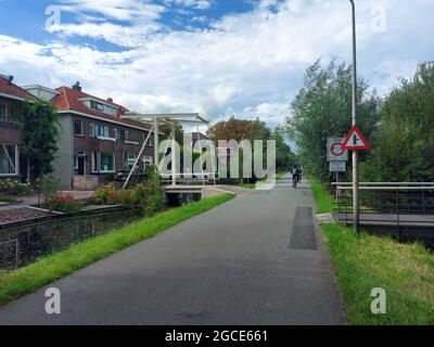 Nuages de tempête sombre au-dessus du Ridder van Catsweg à Gouda, aux pays-Bas Banque D'Images