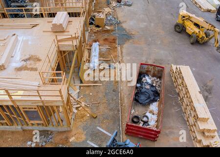 Nouveaux appartements en construction maison construction résidentielle développement d'un bâtiment en bois matériaux de construction pile de panneaux structure en bois sur moi Banque D'Images