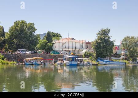 Virpazar, Monténégro - 4 juillet 2014 : jetée pour les navires et bateaux à moteur pour les excursions en eau se trouvent sur la rivière Crnojevica. Le Virpazar est un village populaire ne Banque D'Images