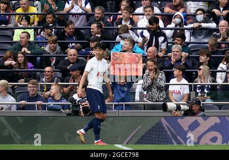 Le fils Heung-min de Tottenham Hotspur passe devant un jeune fan avec un panneau lui demandant sa chemise pendant le match de la série Mind au stade Tottenham Hotspur, Londres. Date de la photo: Dimanche 8 août 2021. Banque D'Images