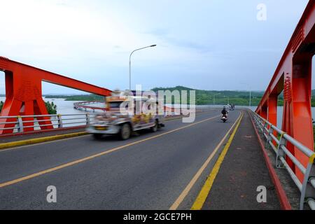 TACLOBAN, PHILIPPINES - 25 août 2014 : un jeepney rempli de gens comme transport en commun allant à Samar de Leyte sur le pont San Juanico, dans le TH Banque D'Images