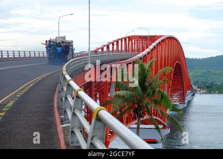 TACLOBAN, PHILIPPINES - 31 octobre 2014 : un jeepney rempli de gens comme transport en commun allant à Samar de Leyte sur le pont San Juanico, dans le TH Banque D'Images