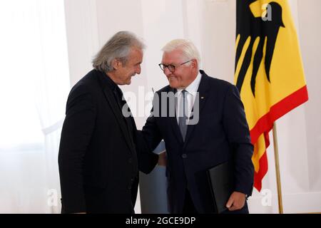 Berlin, Allemagne. 08 août 2021. Le président fédéral Frank-Walter Steinmeier (r) décerne à Christoph Ranssmayr, écrivain et essayiste autrichien, le prix Ludwig Börne 2020. Credit: Carsten Koall/dpa/Alay Live News Banque D'Images