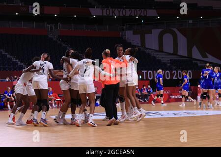 Les membres de l'équipe France (FRA) célèbrent la victoire sur l'équipe ROC lors du match de médaille d'or de la compétition de handball féminin des Jeux Olympiques de Tokyo en 2020 au stade national Yoyogi à Tokyo, au Japon, le 8 août 2021. (Photo par AFLO SPORT) Banque D'Images