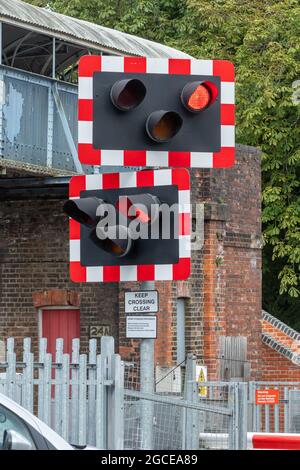 Feux clignotants au croisement à Farnham Station, Surrey, Angleterre, Royaume-Uni Banque D'Images