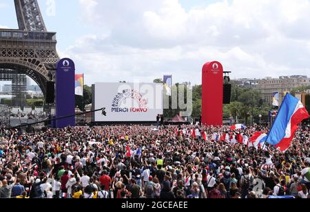 Paris, France. 8 août 2021. Les gens se réunissent dans la zone des supporters des Jeux Olympiques pour assister à la cérémonie de clôture des Jeux Olympiques de Tokyo 2020, en face de la Tour Eiffel, à Paris, en France, le 8 août 2021. Les célébrations ont eu lieu dimanche à Paris dans le cadre de la cérémonie de passation de pouvoir de Tokyo 2020 à Paris 2024. Credit: Gao Jing/Xinhua/Alamy Live News Banque D'Images