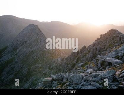 Tryfan et Britly Ridge au lever du soleil, Snowdonia, au nord du pays de Galles Banque D'Images