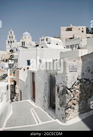Pyrgos, Santorin, Grèce. Célèbre attraction de village blanc avec des rues pavées, les îles des Cyclades grecs, la mer Égée Banque D'Images
