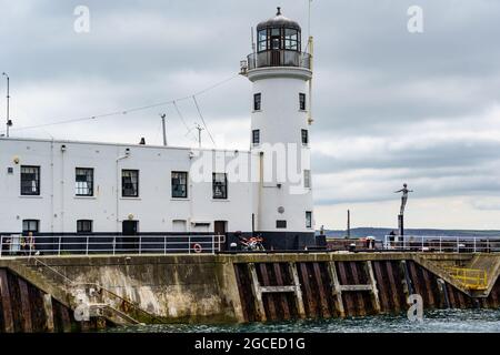 White Lighthouse à côté de Diving Belle Sculpture, Vincent Pier, South Bay, Scarborough, North York,Angleterre, Royaume-Uni. Banque D'Images