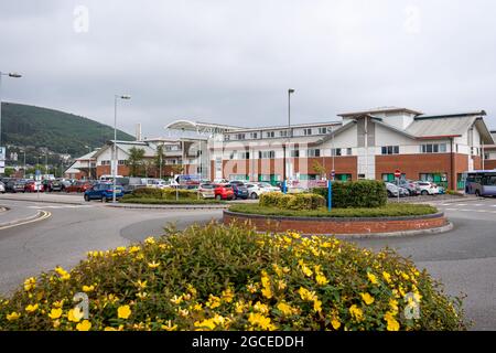 Port Talbot, Royaume-Uni - 4 juillet 2021 : hôpital Neath Port Talbot, sud du pays de Galles, Royaume-Uni. Il est géré par le Conseil de santé de l'Université de Swansea Bay. Ambulances garées à l'extérieur de l'hôpital Banque D'Images