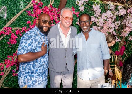 Boyz II les membres masculins Wayne Morris et Shawn Stockman avec Ian Duke assistent à la fête annuelle de couverture des Hamptons du magazine Bella présentant Boyz II Men au Southampton social Club de Southampton, NY le 7 août 2021 (photo de David Warren / Sipa? ÉTATS-UNIS) Banque D'Images